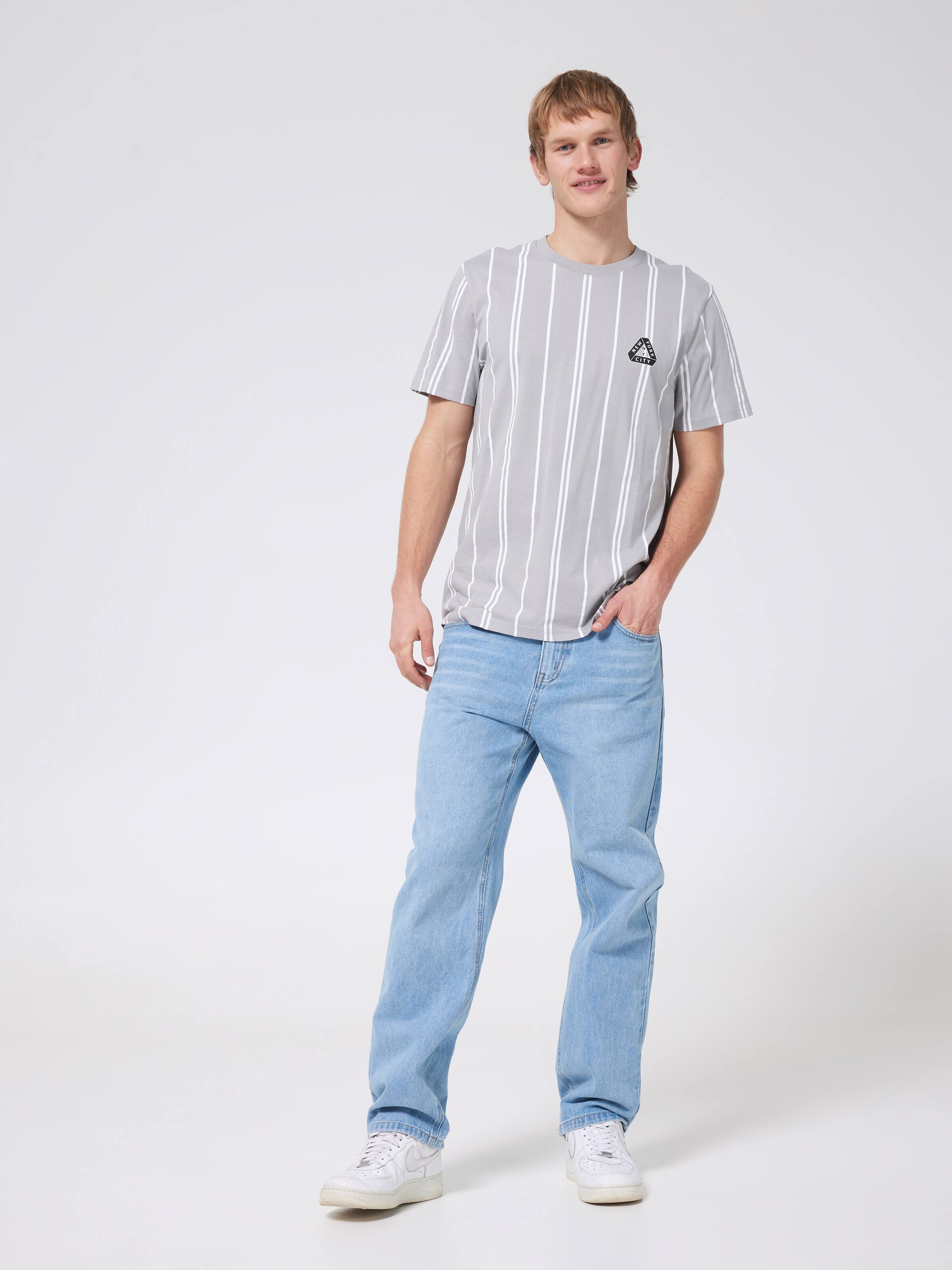 V-Stripe Short Sleeve Tee