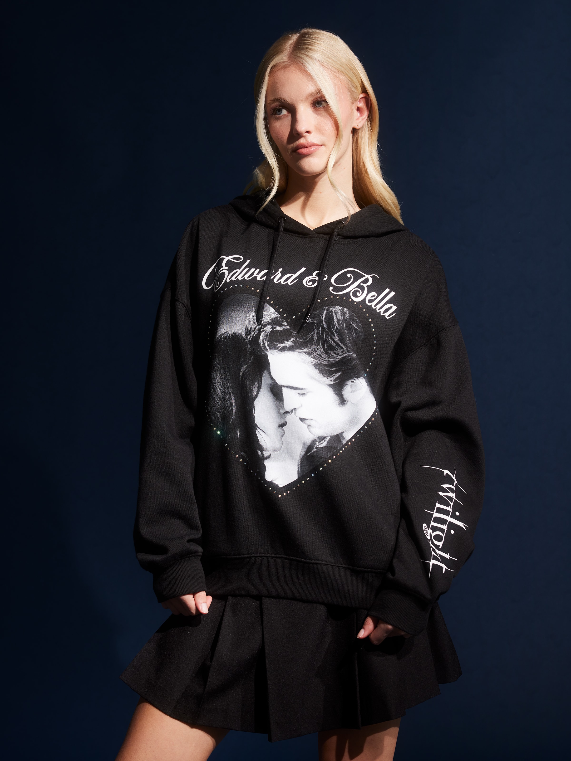 HOODIE WITH POCKETS A LITTLE PAST TWILIGHT